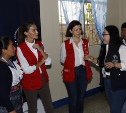 Su Majestad la Reina recibe explicaciones sobre el funcionamiento y mejoras del Centro de Atención Primaria